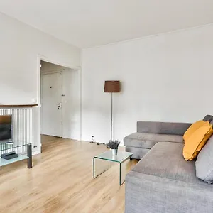 https://appartement-quartier-tour-eiffel-parc-du-champ-de-mars.fr-paris.fr